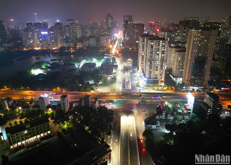 Hầm chui Lê Văn Lương - Tố Hữu là công trình giao thông trọng điểm, được thông xe vào dịp chào mừng 69 năm Ngày giải phóng Thủ đô (10/10/1954-10/10/2023). Dự án có chiều dài hầm và gờ chắn hai đầu là 475m, trong đó, phần hầm kín dài 95m, hầm hở và gờ chắn dài 380m với 4 làn xe.