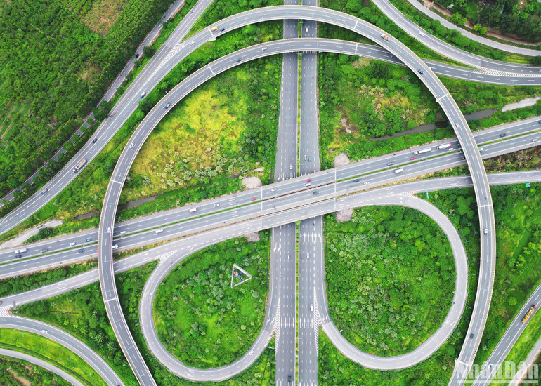 Nút giao đường Vành đai 3 với đường cao tốc Hà Nội - Hải Phòng nằm trên địa bàn quận Long Biên và huyện Gia Lâm. Phạm vi nút giao theo hướng đường ô-tô cao tốc Hà Nội - Hải Phòng bắt đầu từ Km0 - 420 (kết nối với đường Cổ Linh) và điểm cuối tại Km1 + 065,74 (kết nối với đoạn tuyến cao tốc đã thi công giai đoạn 1) có chiều dài 1,5km.