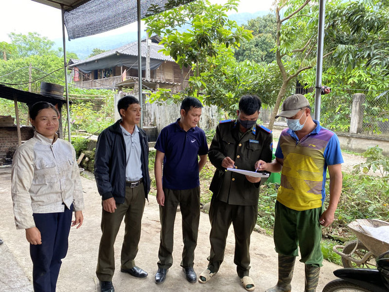 Kiểm lâm địa bàn xã Mường Tùng, huyện Mường Chà tuyên truyền Luật Lâm nghiệp đến nhân dân trên địa bàn.