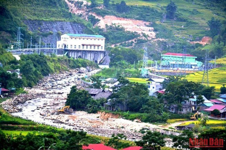 6 nhà máy thủy điện bao quanh xã Bản Hồ, thị xã Sa Pa vi phạm về đất đai, dòng chảy, xả lũ, môi trường… làm cạn kiệt suối Mường Hoa, “bức tử” làng du lịch sinh thái của đồng bào Tày nơi đây, gây bức xúc đối với người dân địa phương.