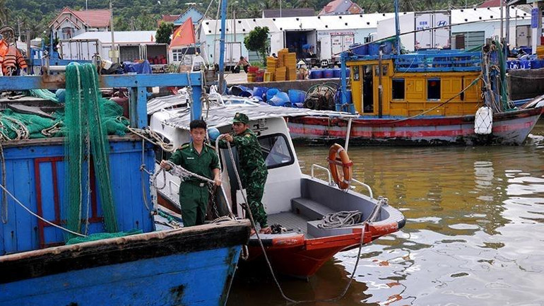 Lực lượng Đồn biên phòng Xuân Đài triển khai công tác hướng dẫn ngư dân đưa tàu thuyền đến nơi tránh trú an toàn. (Ảnh: ANH NGỌC)