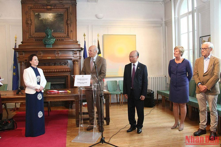 Thị trưởng thành phố Saint Adresse, ông Hubert Dejean de La Batie bày tỏ tin tưởng rằng chuyến đi theo dấu chân của Bác Hồ của Đoàn Bộ Nội vụ Việt Nam sẽ góp phần thúc đẩy một giai đoạn hợp tác mới giữa thành phố với Việt Nam. (Ảnh: KHẢI HOÀN)