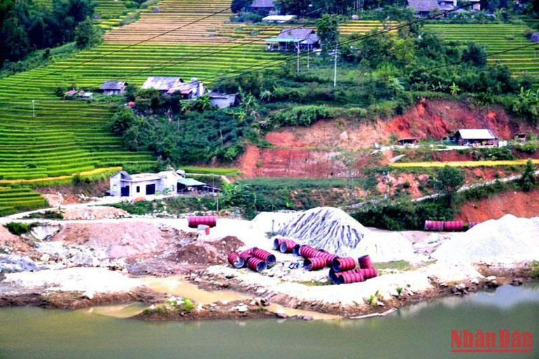 Nhà máy thủy điện Bản Hồ, do Công ty cổ phần công nghiệp Việt Long đầu tư và sở hữu, vi phạm đền bù giải phóng mặt bằng, môi trường bị người dân địa phương kiến nghị kéo dài.