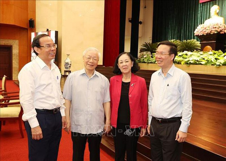 Tổng Bí thư Nguyễn Phú Trọng, Thường trực Ban Bí thư Võ Văn Thưởng, Trưởng Ban Tổ chức Trung ương Trương Thị Mai với Bí thư Thành ủy Thành phố Hồ Chí Minh Nguyễn Văn Nên. Tổng Bí thư Nguyễn Phú Trọng, Thường trực Ban Bí thư Võ Văn Thưởng, Trưởng Ban Tổ chức Trung ương Trương Thị Mai với Bí thư Thành ủy Thành phố Hồ Chí Minh Nguyễn Văn Nên.