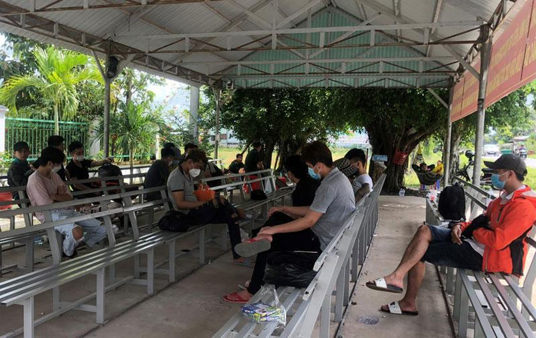 Đồn Biên phòng cửa khẩu Mỹ Quý Tây tiếp nhận các công dân được nước bạn Campuchia bàn giao về nước.