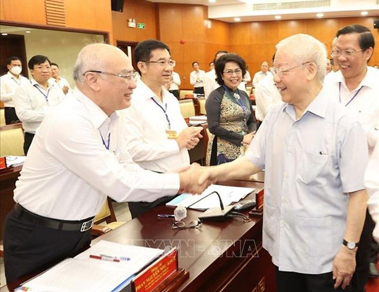 Tổng Bí thư Nguyễn Phú Trọng với các đồng chí Ban Thường vụ Thành ủy và lãnh đạo chủ chốt TP Hồ Chí Minh. (Ảnh: Trí Dũng/TTXVN) Tổng Bí thư Nguyễn Phú Trọng với các đồng chí Ban Thường vụ Thành ủy và lãnh đạo chủ chốt TP Hồ Chí Minh. (Ảnh: Trí Dũng/TTXVN)