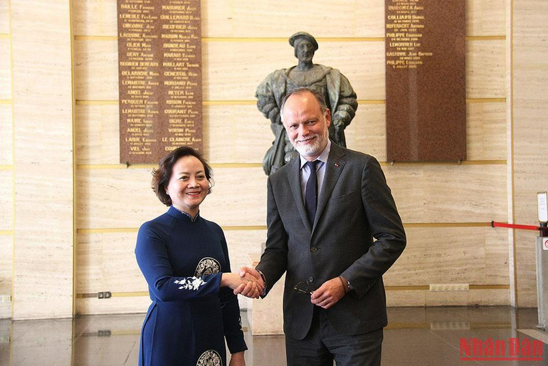 Thị trưởng thành phố Le Havre, Edouard Phillipe, chào đón Bộ trưởng Phạm Thị Thanh Trà tới thăm và làm việc. (Ảnh: KHẢI HOÀN)