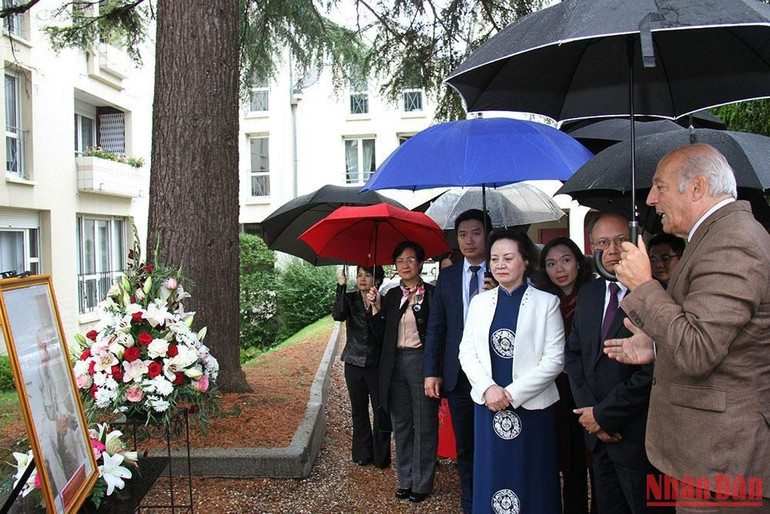 Thị trưởng thành phố Saint Adresse, ông Hubert Dejean de La Batie vui mừng thông báo về tiến triển tích cực của dự án gắn biển ghi nơi lưu giữ dấu ấn của Chủ tịch Hồ Chí Minh. (Ảnh: KHẢI HOÀN)