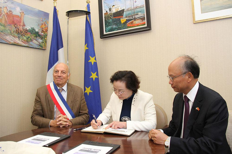 Bộ trưởng Phạm Thị Thanh Trà ghi sổ lưu niệm của thành phố Saint-Adresse, cảm ơn chính quyền và nhân dân thành phố đã lưu giữ địa danh lịch sử lưu dấu chân của Chủ tịch Hồ Chí Minh. (Ảnh: KHẢI HOÀN)