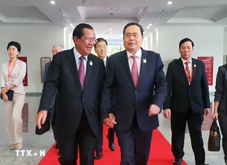 Chủ tịch Quốc hội Trần Thanh Mẫn và Chủ tịch Đảng Nhân dân Campuchia Samdech Hun Sen. (Ảnh: TTXVN)