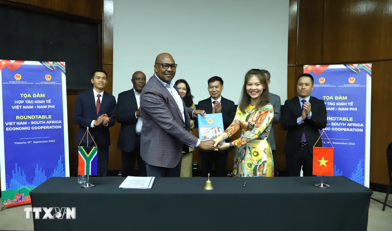 Công ty Cổ phần Gonsa (GSPharm) Việt Nam và Công ty Mothopo Pharma-Chem Nam Phi ký kết thỏa thuận hợp tác. (Ảnh: Hồng Minh/TTXVN)