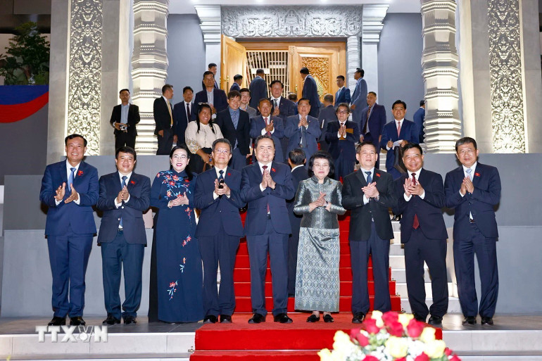 Chủ tịch Quốc hội Trần Thanh Mẫn, Chủ tịch Quốc hội Campuchia Khuon Sudary và các đại biểu chụp ảnh lưu niệm. (Ảnh: Doãn Tấn/TTXVN) Chủ tịch Quốc hội Trần Thanh Mẫn, Chủ tịch Quốc hội Campuchia Khuon Sudary và các đại biểu chụp ảnh lưu niệm. (Ảnh: Doãn Tấn/TTXVN)