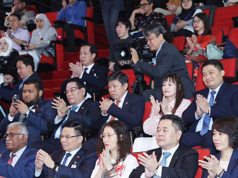 Các đại biểu dự buổi thăm và phát biểu chính sách của Tổng Bí thư Tô Lâm tại Trường Đại học Quốc gia Malaya (Malaysia).