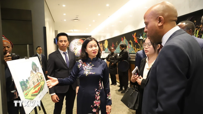 Bà Nguyễn Thị Tuyến, Ủy viên Trung ương Đảng, Phó Bí thư Thường trực Thành ủy Hà Nội giới thiệu hình ảnh Hà Nội với khách mời Nam Phi. (Ảnh: Hồng Minh/TTXVN)