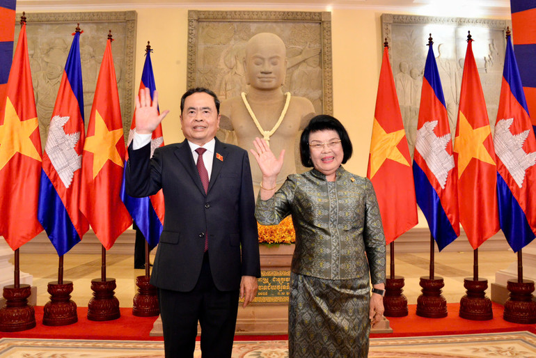 Chủ tịch Quốc hội Trần Thanh Mẫn và Chủ tịch Quốc hội Samdech Khuon Sudary chụp ảnh chung trước khi hội đàm. (Ảnh: LÊ TUYẾT/VOV) Chủ tịch Quốc hội Trần Thanh Mẫn và Chủ tịch Quốc hội Samdech Khuon Sudary chụp ảnh chung trước khi hội đàm. (Ảnh: LÊ TUYẾT/VOV)