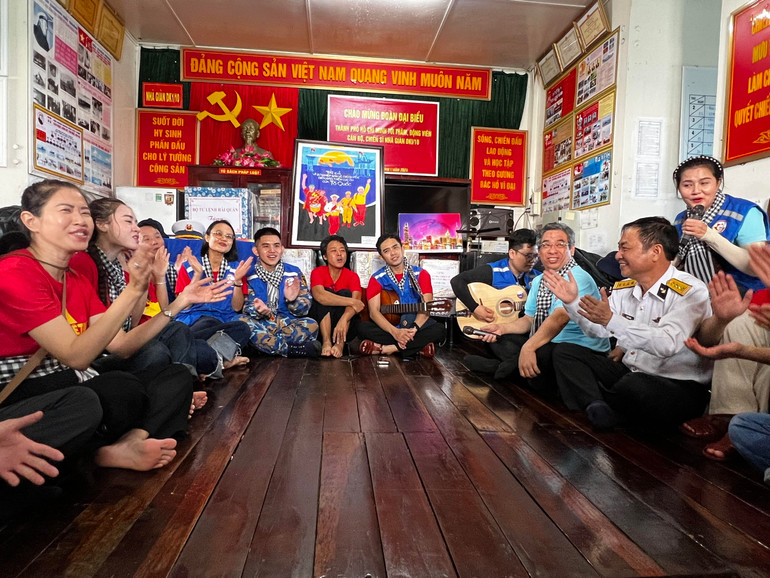 Cán bộ và nhân dân Thành phố Hồ Chí Minh, Quân chủng Hải quân giao lưu văn nghệ cùng cán bộ, chiến sĩ đang công tác tại Nhà giàn DK1/10.