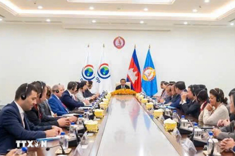 Chủ tịch Quốc hội Trần Thanh Mẫn chào xã giao Chủ tịch Đảng Nhân dân Campuchia, Chủ tịch danh dự Hội nghị ICAPP lần thứ 12 Samdech Hun Sen. (Ảnh: Doãn Tấn/TTXVN)