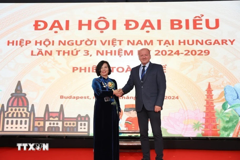 Đại sứ Việt Nam tại Hungary Nguyễn Thị Bích Thảo và nguyên Bộ trưởng Quốc phòng Hungary TS Simicsko Istvan, lãnh đạo Đảng Nhân dân Dân chủ Thiên Chúa giáo (KDNP) thuộc Liên minh cầm quyền Hungary tại sự kiện. (Ảnh: TTXVN)