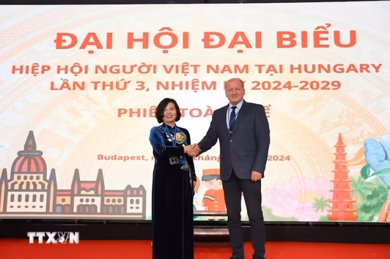 Đại sứ Việt Nam tại Hungary Nguyễn Thị Bích Thảo và nguyên Bộ trưởng Quốc phòng Hungary TS Simicsko Istvan, lãnh đạo Đảng Nhân dân Dân chủ Thiên Chúa giáo (KDNP) thuộc Liên minh cầm quyền Hungary tại sự kiện. (Ảnh: TTXVN)