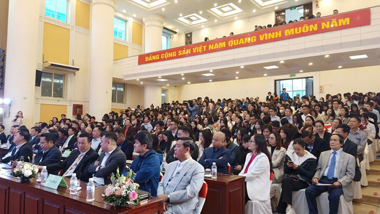 Lãnh đạo nhà trường, đại diện các doanh nghiệp và gần 300 sinh viên tham dự Hội nghị.