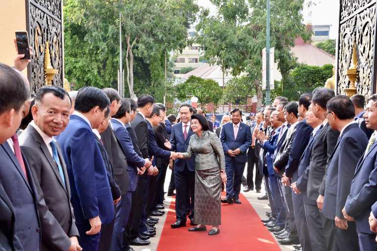 Chủ tịch Quốc hội Trần Thanh Mẫn và Chủ tịch Quốc hội Samdech Khuon Sudary giới thiệu thành phần hai đoàn cấp cao. (Ảnh: LÊ TUYẾT/VOV) Chủ tịch Quốc hội Trần Thanh Mẫn và Chủ tịch Quốc hội Samdech Khuon Sudary giới thiệu thành phần hai đoàn cấp cao. (Ảnh: LÊ TUYẾT/VOV)