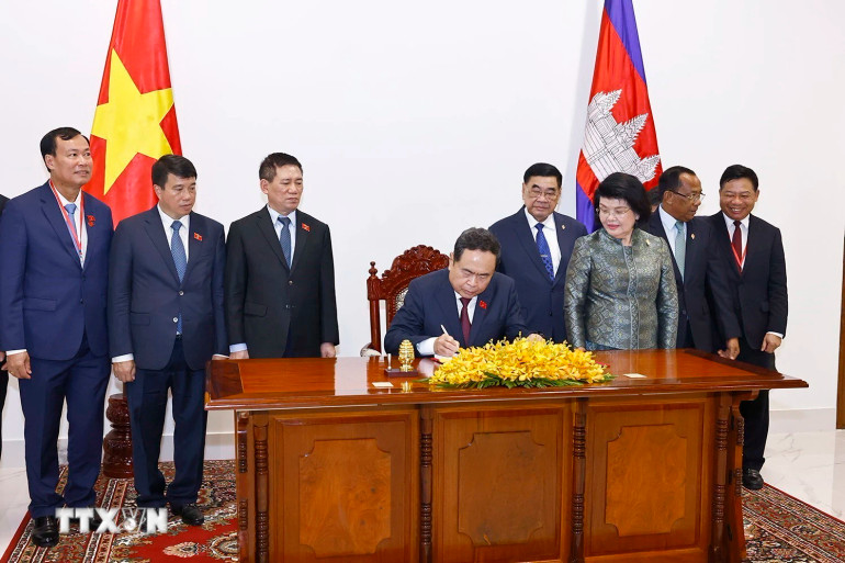 Chủ tịch Quốc hội Trần Thanh Mẫn ghi sổ vàng tại Tòa nhà hành chính Quốc hội Vương quốc Campuchia. (Ảnh: Doãn Tấn/TTXVN) Chủ tịch Quốc hội Trần Thanh Mẫn ghi sổ vàng tại Tòa nhà hành chính Quốc hội Vương quốc Campuchia. (Ảnh: Doãn Tấn/TTXVN)