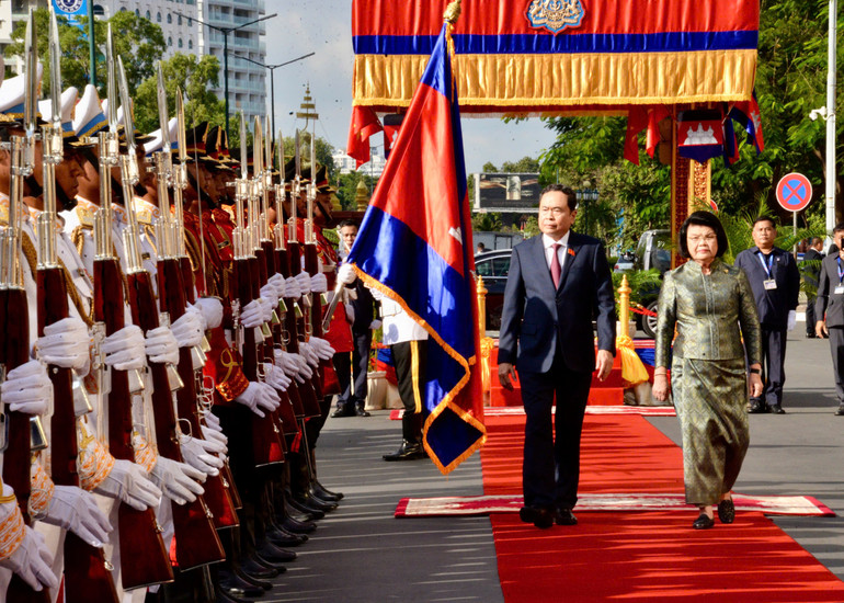 Chủ tịch Quốc hội Trần Thanh Mẫn và Chủ tịch Quốc hội Samdech Khuon Sudary duyệt Đội danh dự Quân đội Hoàng gia Campuchia. (Ảnh: LÊ TUYẾT/VOV) Chủ tịch Quốc hội Trần Thanh Mẫn và Chủ tịch Quốc hội Samdech Khuon Sudary duyệt Đội danh dự Quân đội Hoàng gia Campuchia. (Ảnh: LÊ TUYẾT/VOV)