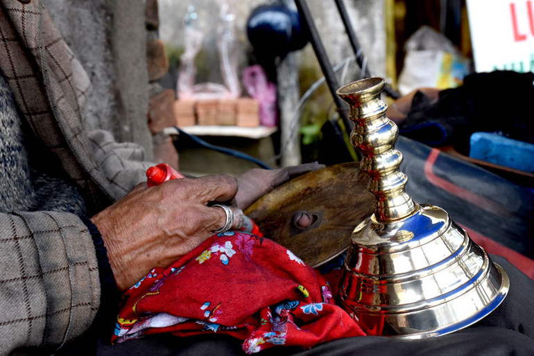 Đánh dấu từng bộ lư đồng, không để sai sót, hư hỏng.