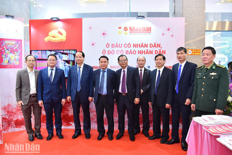 Các đại biểu tại gian trưng bày của Báo Nhân Dân.