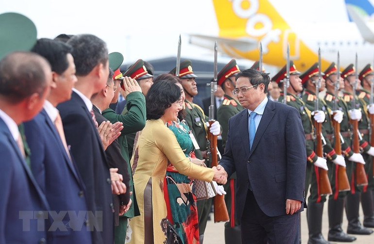 Lễ tiễn Thủ tướng Phạm Minh Chính tại sân bay Quốc tế Wattay, thủ đô Vientiane. (Ảnh: Dương Giang/TTXVN)