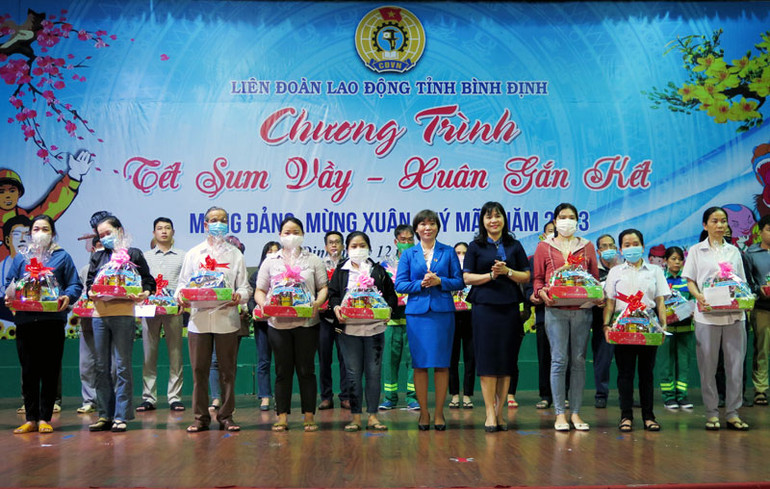 Liên đoàn Lao động tỉnh Bình Định đã trao 5.675 suất quà cho đoàn viên, công nhân viên chức lao động có hoàn cảnh khó khăn trên địa bàn tỉnh với số tiền hơn 3,4 tỷ đồng.