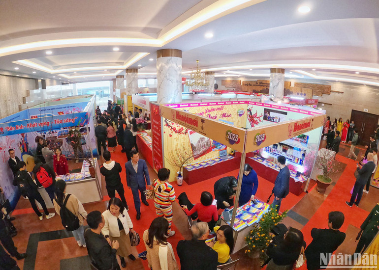 Quang cảnh các gian trưng bày của các cơ quan thông tấn, báo chí tại hội báo năm nay.