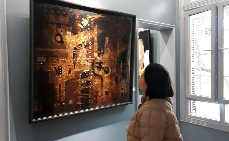 Khách tham quan các tác phẩm tại triển lãm.