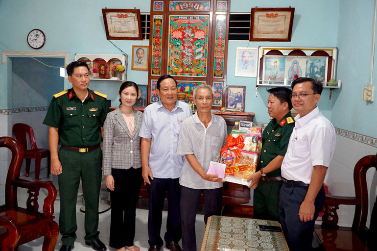 Ban Chỉ đạo Tết Quân-Dân thăm, tặng quà chúc Tết gia đình chính sách. Ban Chỉ đạo Tết Quân-Dân thăm, tặng quà chúc Tết gia đình chính sách.