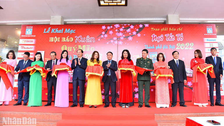 Các đại biểu thực hiện nghi thức cắt băng khai mạc Hội báo Xuân Quý Mão - Hà Nội 2023.