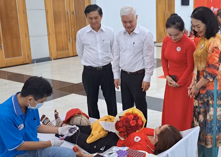Thăm hỏi, động viên các tình nguyện viên tham gia hiến máu tại Lễ hội Xuân hồng năm 2023.