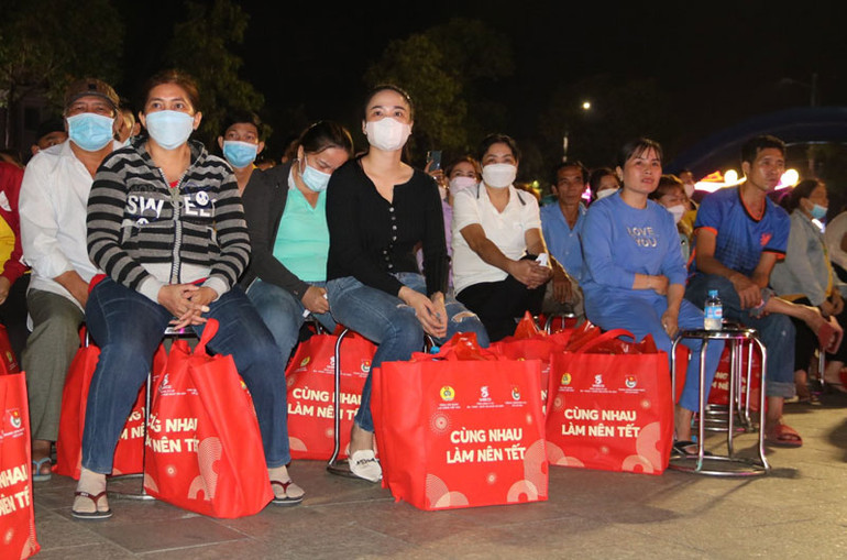 Đông đảo công nhân lao động tham gia Chương trình “Cùng nhau làm nên Tết”. Đông đảo công nhân lao động tham gia Chương trình “Cùng nhau làm nên Tết”.
