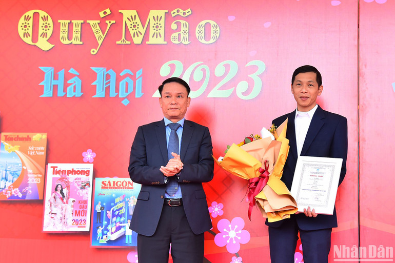 Phó Chủ tịch Thường trực Hội Nhà báo Việt Nam Nguyễn Đức Lợi trao Giải Đặc biệt Giải báo chí Ngô Tất Tố thành phố Hà Nội cho phóng viên Quốc Ân (Đài Phát thanh - Truyền hình Hà Nội).