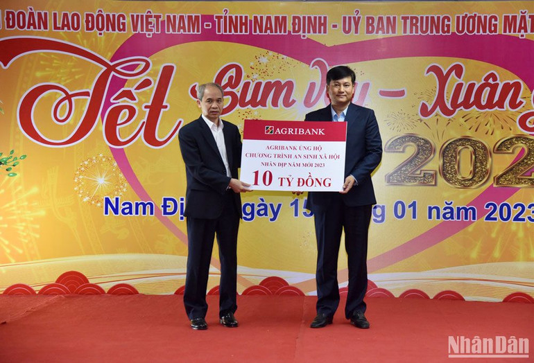 Tổng Giám đốc Ngân hàng Nông nghiệp và Phát triển nông thôn (Agribank) Phạm Toàn Vượng trao tặng số tiền 10 tỷ đồng tài trợ cho phát triển lĩnh vực giáo dục, y tế và hỗ trợ người nghèo tỉnh Nam Định.