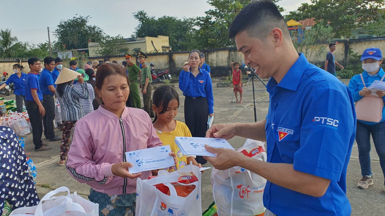 Trao tặng quà Tết đồng bào dân tộc thiểu số huyện Ninh Phước, tỉnh Ninh Thuận.