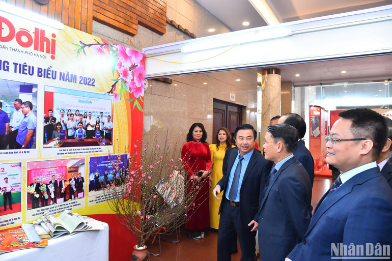 Các đại biểu tham quan gian trưng bày của Báo Kinh tế và Đô thị.