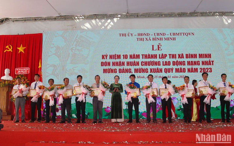 Các tập thể và cá nhân được trao tặng Bằng khen vì có nhiều thành tích đóng góp cho sự nghiệp xây dựng và phát triển thị xã giai đoạn 2012-2022.