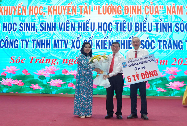 Chủ tịch Công ty TNHH một thành viên Xổ số kiến thiết Sóc Trăng Lê Văn Khanh trao kinh phí Quỹ học bổng khuyến học, khuyến tài cho tỉnh Sóc Trăng.