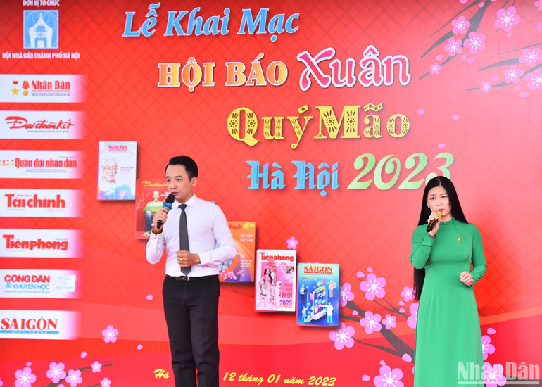 Tiết mục văn nghệ chào mừng hội báo do các phóng viên, biên tập viên Đài Phát thanh - Truyền hình Hà Nội biểu diễn.