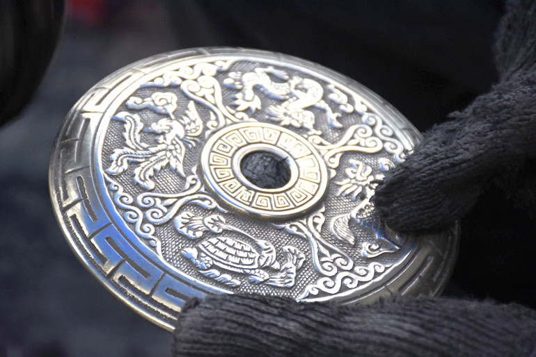 Việc đánh bóng các chi tiết hoa văn đòi hỏi người làm thật cẩn thận, tỉ mỉ.