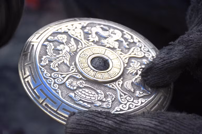 Việc đánh bóng các chi tiết hoa văn đòi hỏi người làm thật cẩn thận, tỉ mỉ.