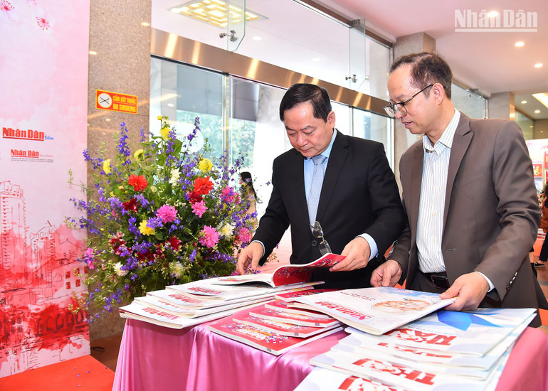 Độc giả tham dự hội báo tìm đọc các ấn phẩm Tết Quý Mão của Báo Nhân Dân.