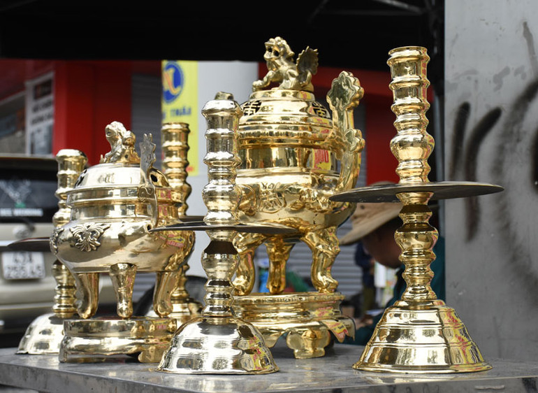 Những bộ lư đồng được đánh bóng sáng lấp lánh.