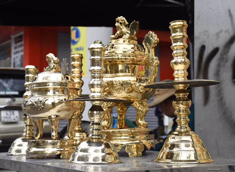Những bộ lư đồng được đánh bóng sáng lấp lánh.