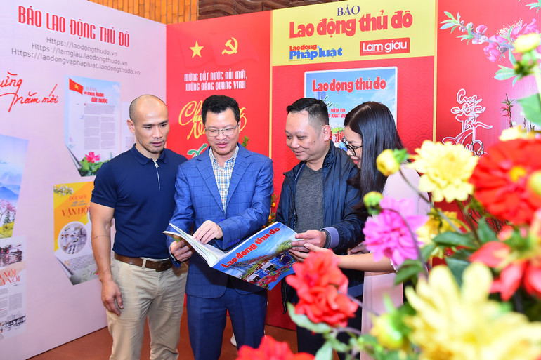 Hội báo Xuân Quý Mão - Hà Nội 2023 là dịp để các phóng viên, biên tập viên các cơ quan thông tấn, báo chí Trung ương và thành phố Hà Nội cùng độc giả Thủ đô có cơ hội gặp gỡ, giao lưu trong những ngày đầu năm mới 2023.